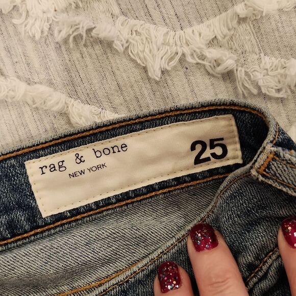 Medium wash, super soft, distressed Rag&bone skinny jeans w/distressed hem sz25! - Picture 5 of 13
